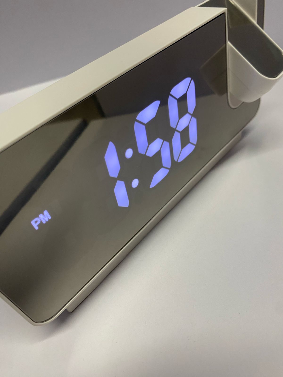 Reloj digital LED con proyector