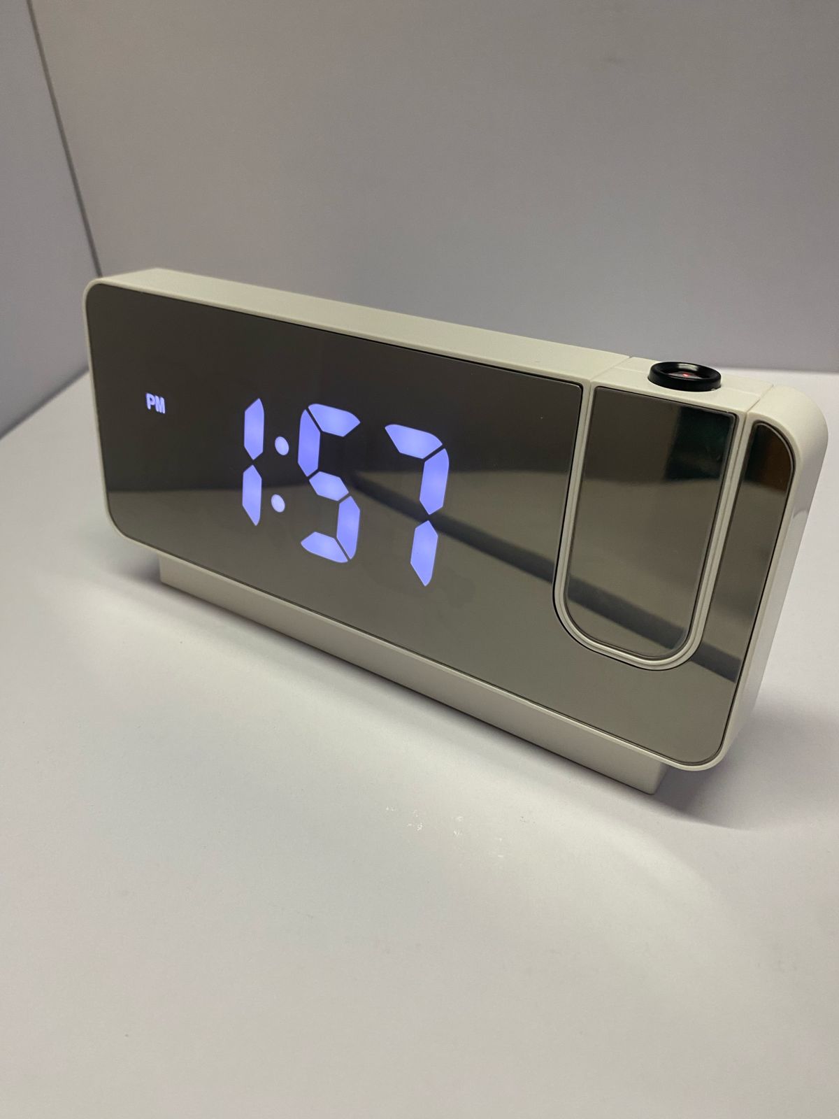 Reloj digital LED con proyector